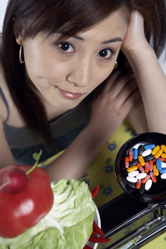 东方人,成年人,脸,头,脸颊,一个人,竖图,俯视,特写,白色背景,正面,化妆,美容,萝卜,辣椒,蔬菜,西红柿,水果,亚洲,仅一个年轻女性,仅一个女性,仅一个人,护肤,冲突,瓷器,托腮,注视,干净,饮食,肩膀,白色,观察,看,保养,享受,休闲,思考,素食,甘蓝,重量,放松,平衡,想,保健,有机食品,生活方式,观看,灵感,失望,疑惑,察看,维生素,关爱,关注,清新,瘦身,选择,问题,反差,比例,想象,营养品,质疑,东亚,健康食物,养颜,北京市,悲哀,猜忌,猜疑,太空舱,担心,年轻女性,女人,女性,亚洲人,中国人,年轻人,头部,脸部,脸蛋,面部,秤,红辣椒,彩图,高角度拍摄,影棚拍摄,SPA美容,疑心,独处,怀疑