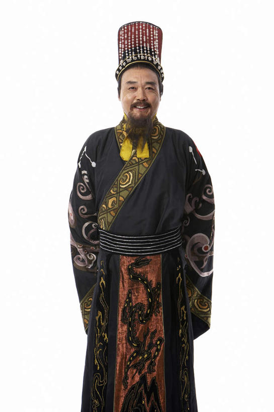 东方人,中年人,老年人,胡须,一个人,演员,站,微笑,竖图,白色背景,正面,民族服装,仅一个男性,仅一个人,仅一个中年男性,表演,服装,古典,文化,传统,衣服,摄影,服饰,皇帝,古装,中国文化,肖像,秦朝,韵味,老年男性,男人,男性,中年男性,中国人,胡子,络腮胡,彩图,影棚拍摄,传统服装,民俗服,传统文化