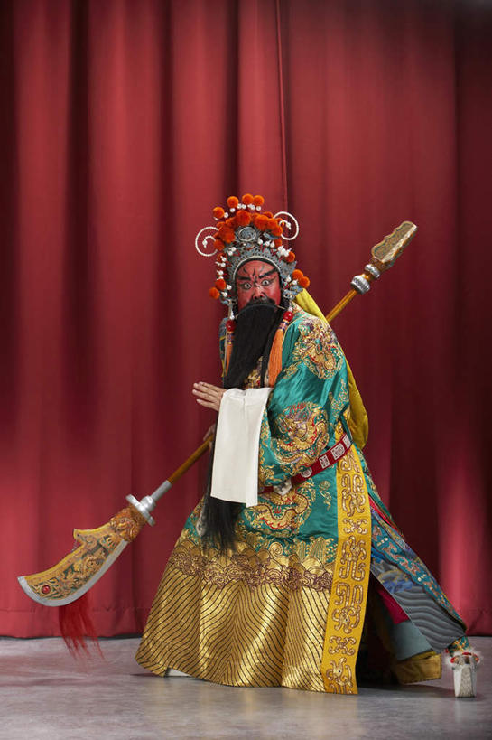 东方人,中年人,老年人,胡须,一个人,演员,舞台,站,竖图,室内,民族服装,制服,窗帘,北京,中国,仅一个男性,仅一个人,仅一个中年男性,表演,服装,军事,长袍,古典,宏伟,文化,表演者,传统,扮演,衣服,红色,彩妆,刀,武器,财富,摄影,服饰,保护,古装,演出,姿态,武士,中国文化,京剧,东亚,将军,勇气,韵味,英雄,老年男性,男人,男性,中年男性,中国人,胡子,络腮胡,彩图,传统服装,民俗服,装扮,官吏,传统文化