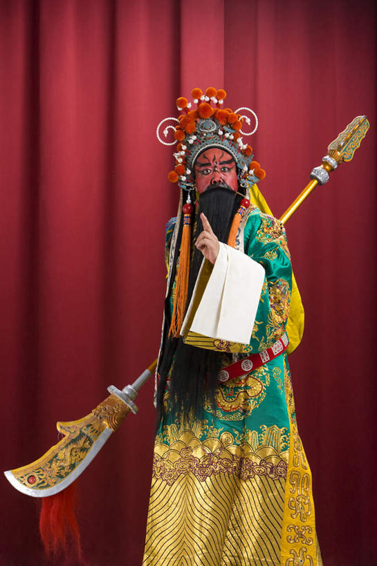 东方人,中年人,老年人,胡须,一个人,演员,舞台,站,竖图,室内,民族服装,制服,窗帘,北京,中国,仅一个男性,仅一个人,仅一个中年男性,表演,服装,长袍,丝绸,古典,文化,表演者,传统,扮演,衣服,红色,彩妆,刀,手势,武器,摄影,服饰,古装,权威,演出,武士,中国文化,京剧,东亚,将军,韵味,老年男性,男人,男性,中年男性,中国人,胡子,络腮胡,彩图,传统服装,民俗服,装扮,官吏,打手势,传统文化