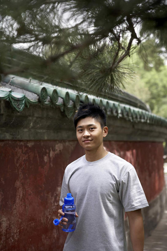 东方人,头发,一个人,站,竖图,室外,白天,锻炼,幸福,运动,仅一个男性,仅一个人,塑胶,小路,T恤,饮食,树,仅一个年轻男性,黑色,瓶子,表,摄影,环境,混凝土墙,男人,男性,年轻男性,中国人,年轻人,休闲活动,半身,彩图