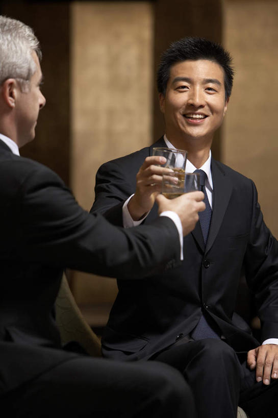 东方人,成年人,中年人,老年人,两个人,商务人士,商务男性,坐,微笑,竖图,室内,衬衫,商务,讨论,快乐,满意,友谊,幸福,成功,合作,团队,信心,喝,烤,套装,庆祝,会议,球门,眼镜,液体,食品,酒类,娱乐,饮食,会所,酒,饮料,衣服,休闲,俱乐部,摄影,生活方式,享乐,成就,华贵,肖像,商务装,合伙,工薪阶层,完成,男人,男性,中国人,年轻人,白领,上班族,玻璃杯,外衣,休闲活动,张开手臂,彩图,衬衣,欢乐,联合镇,白色人种,社交,摆拍