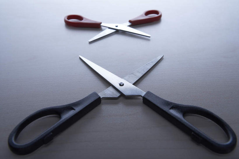 无人,横图,室内,白天,竞争,锐利,剪刀,办公用品,书桌,排列,两个,打开,摄影,锋利,尖锐,开启,式样,刀刃,危险,彩图