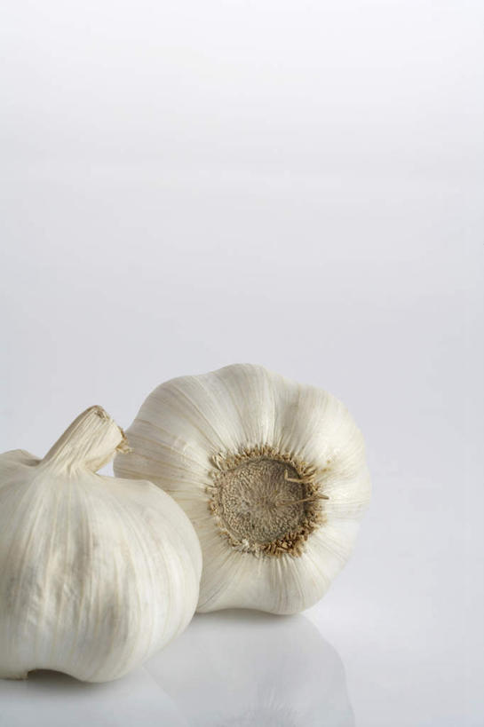 竖图,留白,白色背景,调料,生食,食品,调味品,饮食,两个,白色,摄影,简单,清新,健康食物,丁香,大蒜,彩图,影棚拍摄,成分