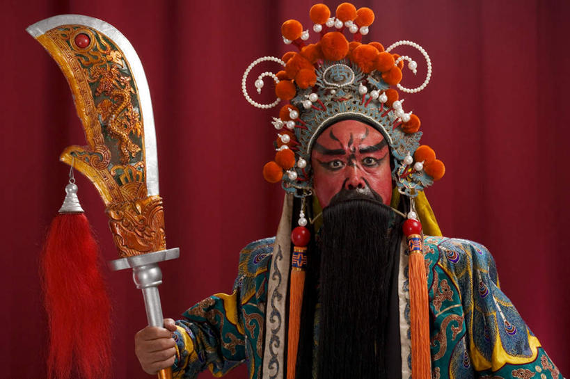东方人,中年人,老年人,脸,头,脸颊,胡须,一个人,演员,舞台,站,横图,留白,民族服装,制服,窗帘,北京,中国,仅一个男性,仅一个人,仅一个中年男性,表演,服装,军事,长袍,古典,宏伟,文化,表演者,传统,肩膀,扮演,衣服,红色,彩妆,刀,武器,力量,财富,摄影,服饰,古装,权威,演出,剑,武士,中国文化,京剧,东亚,将军,韵味,英雄,能力,老年男性,男人,男性,中年男性,中国人,头部,胡子,络腮胡,脸部,脸蛋,面部,彩图,传统服装,民俗服,装扮,官吏,传统文化,韧性