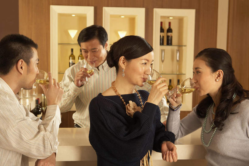 葡萄酒,东方人,成年人,中年人,老年人,四个人,酒吧,横图,室内,白天,侧面,快乐,友谊,幸福,吧台,北京,亚洲,喝,瓷器,酒类,联系,饮食,酒,酒瓶,饮料,看,财富,摄影,明亮,照亮,高雅,享乐,葡萄酒杯,东亚,快活,欢愉,康乐,异性恋,老年男性,年轻男性,年轻女性,亚洲人,中国人,年轻人,半身,彩图,高兴,利口酒杯,魅力,尝