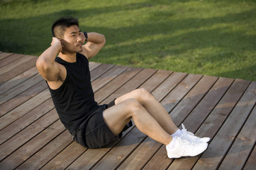东方人,健壮,一个人,坐,仰卧起坐,横图,俯视,室外,白天,锻炼,仅一个男性,仅一个人,伸展,准备,仅一个年轻男性,摄影,男人,男性,年轻男性,中国人,年轻人,休闲活动,彩图,高角度拍摄