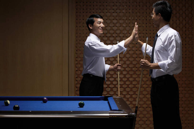 东方人,成年人,中年人,老年人,两个人,商务人士,商务男性,站,微笑,横图,室内,留白,侧面,衬衫,商务,快乐,满意,幸福,成功,运动,合作,团队,信心,竞争,台球,汽车,击掌,套装,庆祝,球杆,球门,桌球台,娱乐,会所,车,交通工具,轿车,休闲,面对面,乐趣,俱乐部,摄影,生活方式,享乐,成就,载具,祝贺,商务装,合伙,工薪阶层,雪铁龙,完成,获胜,男人,男性,中国人,年轻人,白领,上班族,休闲活动,彩图,衬衣,欢乐,凯旋,社交,东风雪铁龙凯旋,雪铁龙凯旋