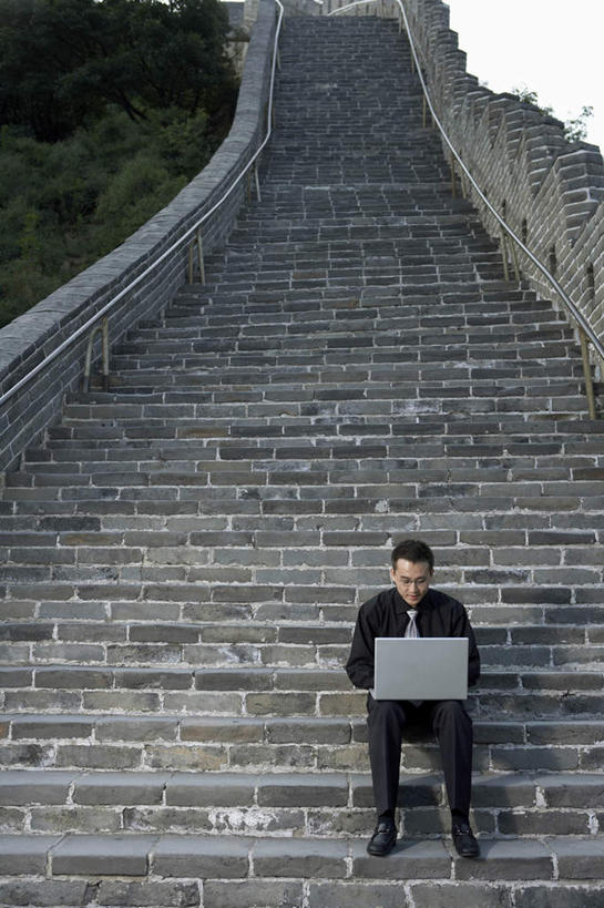 东方人,中年人,一个人,商务人士,商务男性,坐,竖图,室外,白天,留白,衬衫,商务,笔记本电脑,山脉,北京,长城,中国,仅一个男性,仅一个人,仅一个中年男性,敲打,套装,联系,输入,城墙,地标建筑,打字,职业,摄影,点击,敲击,商务装,工薪阶层,东亚,无线电技术,按键,计算机,男人,男性,中年男性,白领,上班族,石块,彩图,衬衣
