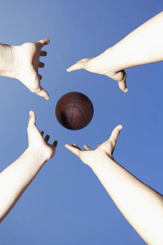 成年人,手,四个人,竖图,室外,白天,运动服,游戏,运动,竞争,北京,亚洲,伸展,瓷器,半空,篮球运动员,注视,球,蓝色,天空,观察,看,摄影,观看,察看,关注,篮球运动,东亚,万里无云,男人,男性,年轻男性,亚洲人,中国人,年轻人,手臂,休闲活动,彩图