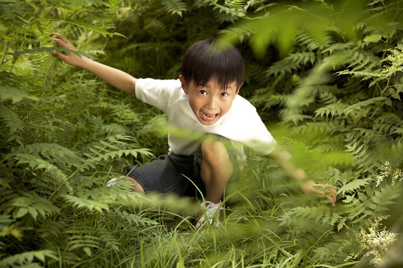 东方人,儿童,一个人,公园,蹲,横图,白天,幸福,纯洁,仅一个男性,仅一个人,大喊,休闲装,刺激,小孩,白色,自然,仅一个小孩,可爱,童年,童趣,摄影,享乐,童真,烂漫,无邪,天真,男孩,男人,男性,中国人,孩子,彩图,男生