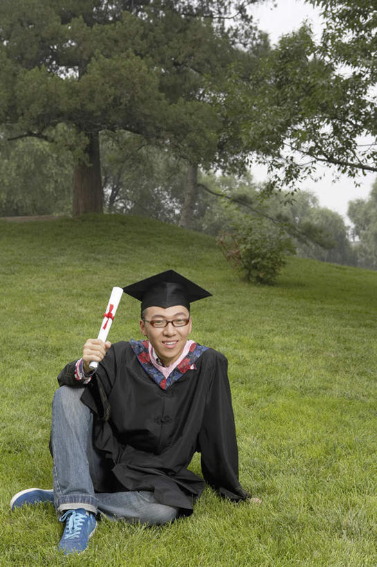 东方人,一个人,学生,公园,坐,微笑,竖图,室外,白天,幸福,成功,仅一个男性,仅一个人,长袍,文凭,眼镜,教育,草,树,仅一个年轻男性,摄影,流苏,享乐,证书,学士帽,毕业,成就,学士服,垂布,学士袍,男人,男性,年轻男性,中国人,年轻人,双腿交叉,彩图