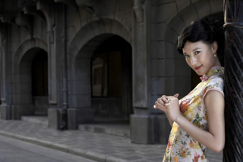 东方人,成年人,一个人,站,微笑,横图,室外,白天,留白,侧面,时尚,快乐,满意,幸福,信心,街道,路,路灯,珠宝,柱子,光,人行道,小路,古典,钻石,传统,结婚戒指,戒指,美女,摄影,展览,怀旧,宝石,享乐,风格,肖像,出示,毛毡制品,女人,女性,中国人,年轻人,触摸,半身,彩图,传统服装,欢乐,魅力,摆拍