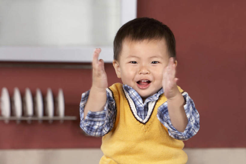 东方人,婴儿,儿童,一个人,笑,鼓掌,微笑,露齿笑,横图,室内,衬衫,快乐,纯洁,厨房,中国,亚洲,仅一个人,欢呼,背心,刺激,小孩,可爱,童年,活泼,享乐,宝宝,东亚,纯真,烂漫,无邪,北京市,快活,欢愉,康乐,伶俐,天真,亚洲人,中国人,孩子,拍手,半身,彩图,高兴