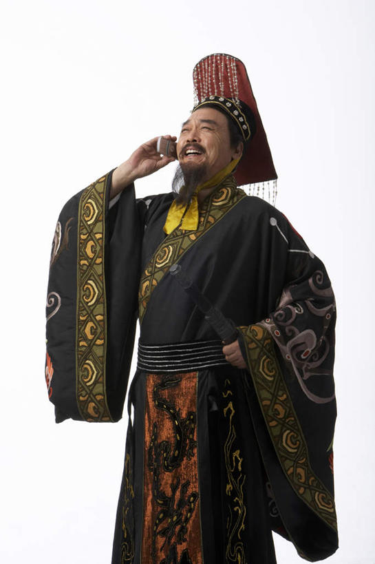 东方人,中年人,老年人,胡须,一个人,演员,站,笑,打电话,微笑,竖图,白色背景,民族服装,快乐,通讯,幸福,异乎寻常,手机,仅一个男性,仅一个人,仅一个中年男性,服装,古典,联系,听,文化,传统,刺激,衣服,摄影,服饰,皇帝,幽默,古装,中国文化,反差,秦朝,韵味,老年男性,男人,男性,中年男性,中国人,胡子,络腮胡,彩图,影棚拍摄,传统服装,民俗服,传统文化