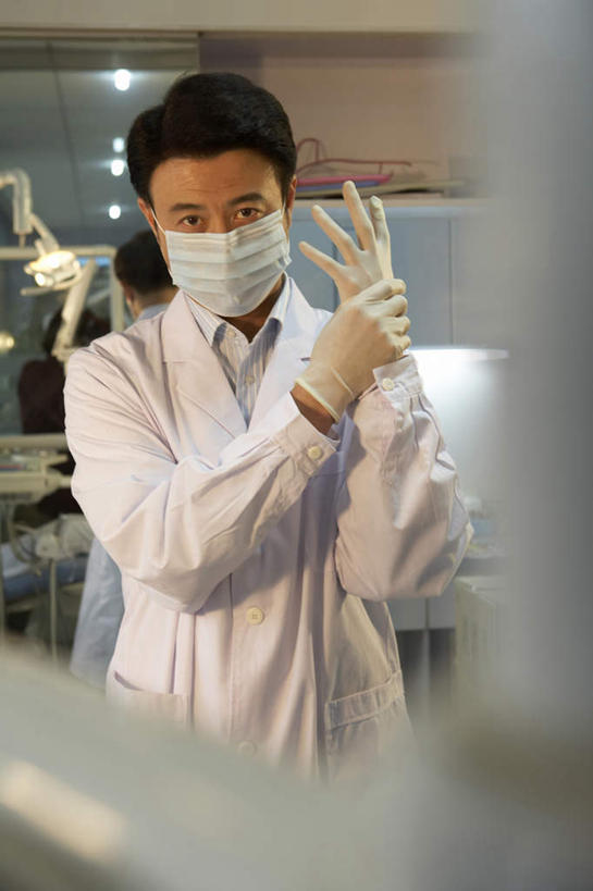 东方人,成年人,中年人,老年人,手,牙齿,一个人,医生,医院,站,竖图,x光片,室内,正面,安全,亚洲,仅一个男性,仅一个人,仅一个中年男性,准备,分离,辐射,科学,医学,瓷器,防护,过滤,分开,拿着,干净,外套,口罩,手套,试穿,职业,隔断,服务,遮掩,保护,隔离,权威,医疗,卫生,准确,科学技术,x射线,牙科设备,掩盖,遮挡,恐怖,关爱,净化,华贵,间隔,医疗器械,保险,调整,预防,x光,医疗工具,东亚,遮盖,实验服,口腔卫生,防尘,医疗机构,北京市,保全,周全,安稳,安定,防护手套,掩饰,断绝,隔开,屏蔽,屏绝,远离,中断,阻遏,阻隔,责任,惊骇,大汗淋漓,拷问,平安,信任,男人,男性,中年男性,亚洲人,中国人,齿,牙,牙龈,牙医,半身,彩图,病院,诊所,防护面罩,电磁波,电磁辐射,门诊部,口腔医学