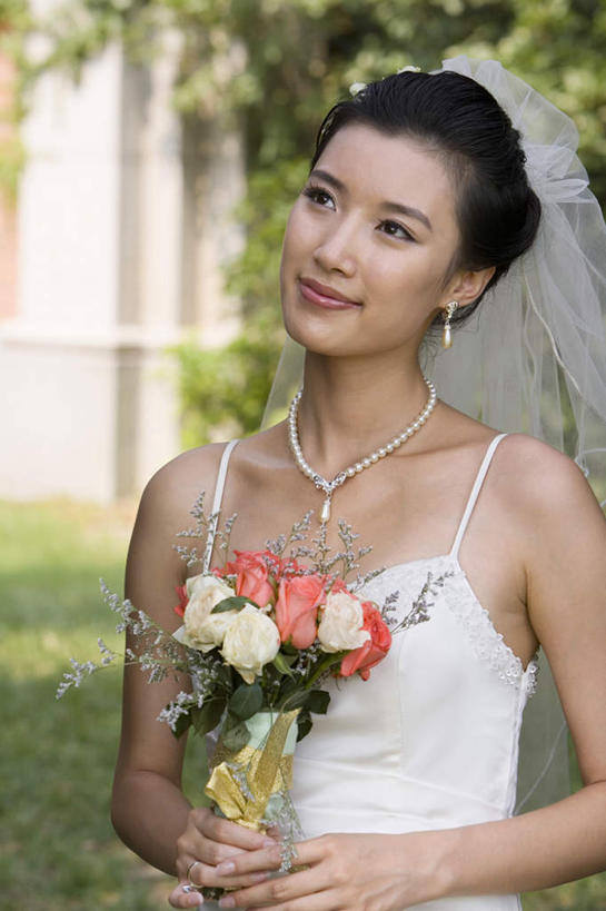 东方人,成年人,一个人,夫妻,妻子,新娘,站,微笑,竖图,室外,特写,白天,婚纱,爱情,婚礼,时尚,快乐,满意,幸福,植物,上海,庆祝,浪漫,传统,花,花朵,排列,衣服,插花,花束,恩爱,美女,沉思,恋人,摄影,面纱,希望,享乐,风格,事件,肖像,典礼,婚姻,开端,女人,女性,中国人,年轻人,夫妇,情侣,外衣,半身,彩图,欢乐,伴侣,摆拍