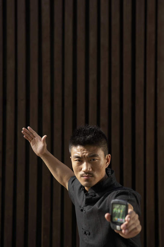 东方人,中年人,一个人,站,举,竖图,室外,白天,技术,武术,仅一个男性,仅一个人,仅一个中年男性,托,放松,摄影,专心,太极,中国文化,反差,无线电技术,男人,男性,年轻男性,中年男性,中国人,年轻人,休闲活动,举起,举手,举着,向上举,向上伸,向上托,半身,彩图,传统服装,电子记事本