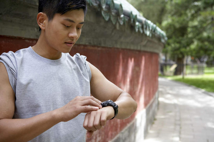 东方人,头发,一个人,公园,站,横图,室外,白天,锻炼,运动,仅一个男性,仅一个人,测量,小路,T恤,仅一个年轻男性,黑色,表,摄影,混凝土墙,男人,男性,年轻男性,中国人,年轻人,休闲活动,半身,彩图