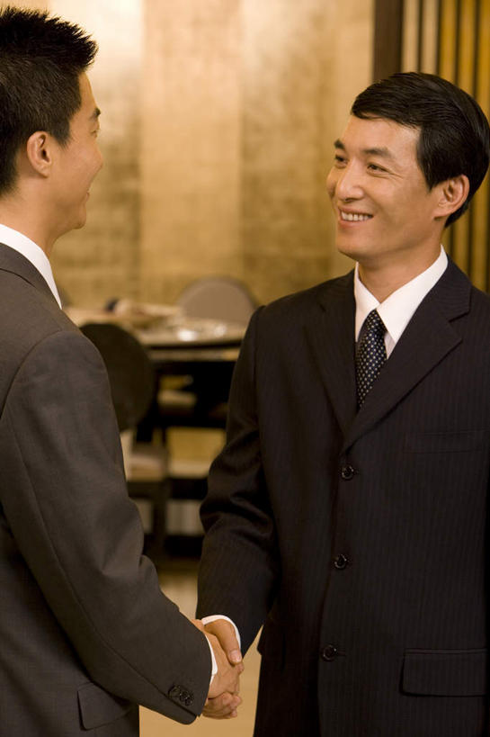 东方人,成年人,中年人,老年人,两个人,商务人士,商务男性,站,握手,微笑,竖图,室内,衬衫,商务,讨论,快乐,满意,幸福,成功,合作,团队,信心,套装,会议,球门,娱乐,会所,衣服,面对面,同意,俱乐部,摄影,享乐,成就,华贵,问候,商务装,合伙,工薪阶层,渴望,完成,男人,男性,中国人,年轻人,白领,上班族,外衣,半身,彩图,衬衣,欢乐,机遇,联合镇,社交