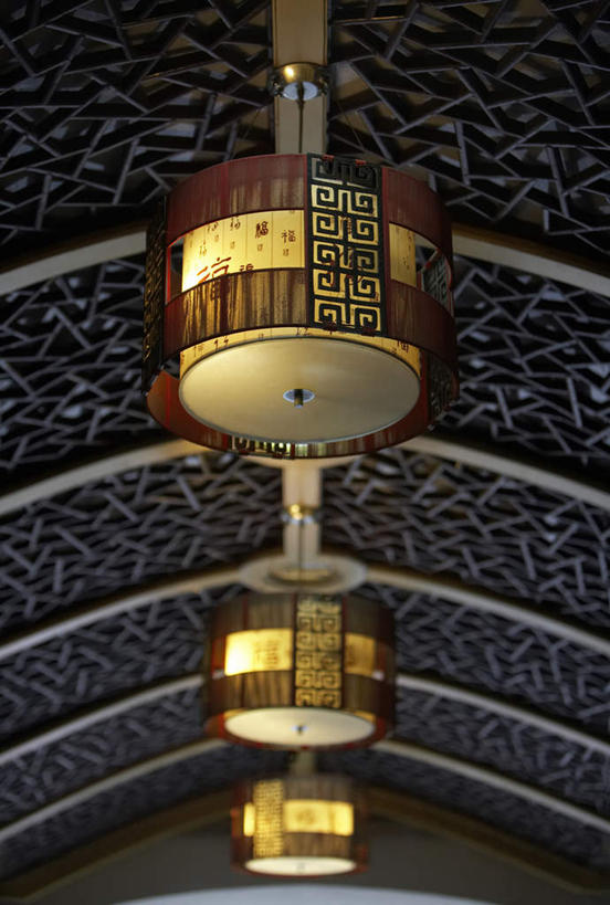 无人,竖图,室内,白天,仰视,天花板,建筑,上海,中国,一排,弯曲,整齐,灯笼,排列,灯罩,灯具,汉字,摄影,复杂,照亮,队列,东亚,彩图,低角度拍摄,传统文化