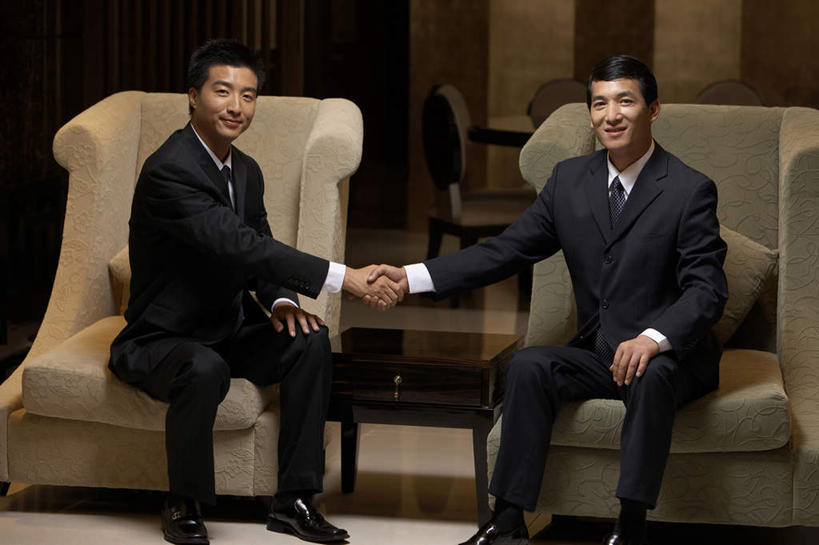 东方人,成年人,中年人,老年人,两个人,商务人士,商务男性,坐,握手,微笑,横图,室内,衬衫,商务,讨论,快乐,满意,幸福,成功,合作,团队,信心,家具,椅子,套装,会议,球门,娱乐,会所,座位,衣服,同意,俱乐部,摄影,享乐,成就,华贵,问候,肖像,商务装,合伙,工薪阶层,完成,男人,男性,中国人,年轻人,白领,上班族,外衣,张开手臂,彩图,衬衣,欢乐,机遇,联合镇,社交,摆拍