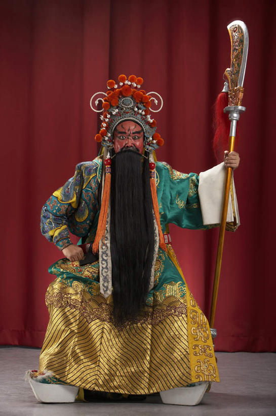 东方人,中年人,老年人,胡须,一个人,演员,舞台,坐,微笑,竖图,室内,幸福,窗帘,北京,中国,仅一个男性,仅一个人,仅一个中年男性,表演,军事,长袍,表演者,扮演,红色,彩妆,刀,武器,摄影,演出,武士,中国文化,京剧,东亚,将军,英雄,老年男性,男人,男性,中年男性,中国人,胡子,络腮胡,彩图,传统服装,装扮,官吏,传统文化,韧性