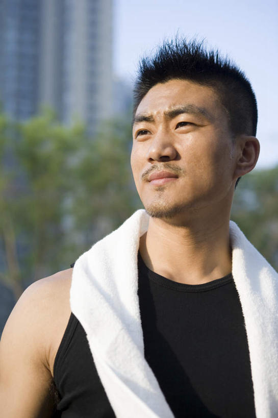 东方人,脸,头,脸颊,健壮,一个人,竖图,室外,白天,锻炼,仅一个男性,仅一个人,肩膀,仅一个年轻男性,毛巾,沉思,摄影,都市风光,男人,男性,年轻男性,中国人,年轻人,头部,脸部,脸蛋,面部,休闲活动,彩图