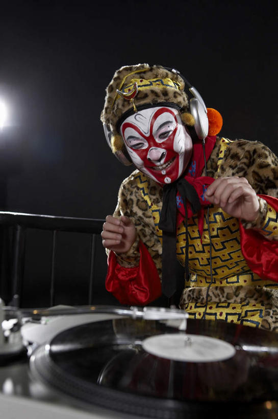 东方人,老年人,一个人,演员,电影明星,舞台,站,笑,微笑,露齿笑,竖图,正面,仰视,技术,桌子,亚洲,仅一个男性,表演,摇摆,瓷器,音乐,拿着,表演者,传统,耳机,灌篮,媒体,豹纹,孙悟空,司仪,混合,酷,愉悦,广播,中国文化,改变,打碟,主持人,比例,主持,京剧,东亚,东亚文化,北京市,歌剧,节目主持人,男人,男性,年轻男性,亚洲人,中国人,年轻人,影视明星,半身,彩图,低角度拍摄,中国戏曲,摇摆舞,病历,传统文化,京剧演员,性格,磁带录音机