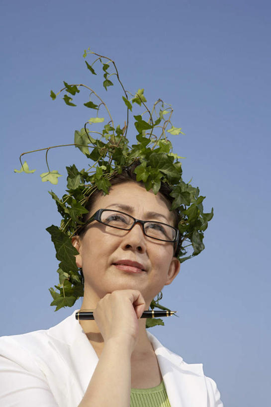 老年人,脸,头,脸颊,一个人,商务人士,商务女性,站,竖图,室外,白天,仰视,商务,叶子,仅一个女性,仅一个人,撑,套装,艺术,眼镜,托腮,肩膀,水笔,绿色,托,仅一个中年女性,思考,想,沉思,摄影,环境,关爱,文学,托下巴,商务装,工薪阶层,万里无云,女人,女性,中年女性,中国人,头部,脸部,脸蛋,面部,白领,上班族,彩图,低角度拍摄,超现实主义,流派,艺术流派