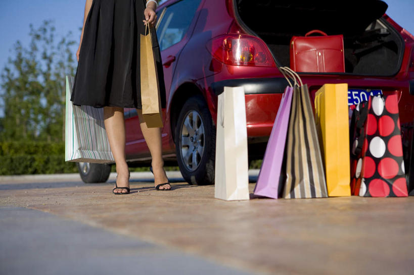 东方人,成年人,中年人,一个人,停车场,横图,室外,特写,白天,正面,仰视,裙子,购物,兴奋,消费,汽车,北京,中国,亚洲,仅一个女性,机动车,拿着,顾客,刺激,车,交通工具,轿车,休闲,轿子,财富,运输,摄影,高雅,购买,载具,出示,选择,东亚,女人,女性,亚洲人,中国人,休闲活动,低角度拍摄,商业活动