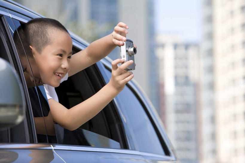 东方人,儿童,脸,头,脸颊,一个人,笑,微笑,露齿笑,横图,室外,快乐,幸福,纯洁,技术,窗户,建筑,汽车,相机,北京,中国,现代,肩膀,车,小孩,拍照,数码相机,交通工具,轿车,打开,可爱,童年,童趣,财富,运输,生活方式,开启,载具,童真,烂漫,无邪,天真,男孩,亚洲人,中国人,孩子,头部,脸部,脸蛋,面部,休闲活动,多功能车