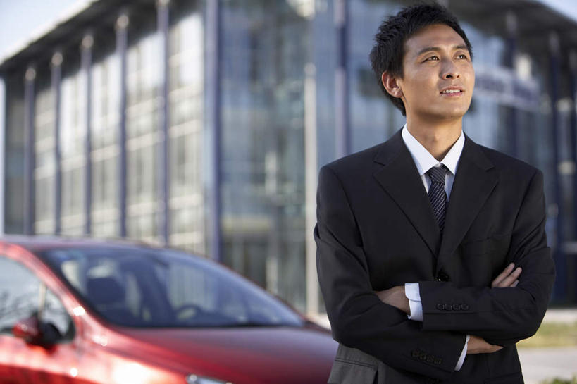 东方人,成年人,中年人,一个人,横图,室外,白天,正面,购物,快乐,满意,幸福,成功,消费,技术,汽车,北京,中国,亚洲,仅一个男性,庆祝,机动车,拿着,顾客,刺激,车,交通工具,轿车,休闲,思考,轿子,决定,想,财富,运输,摄影,都市风光,购买,载具,出示,选择,东亚,陈列室,男人,亚洲人,中国人,仰头,商业活动