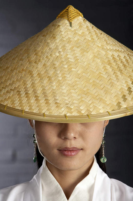 东方人,成年人,一个人,站,竖图,室内,特写,正面,神秘,信心,武术,中国,仅一个女性,草帽,传统,古代,武器,力量,摄影,隐藏,敬礼,剑,武士,中国文化,东亚,忠诚,英雄,古代文明,能力,年轻女性,女性,亚洲人,中国人,年轻人,彩图,影棚拍摄,传统服装,传统文化,韧性