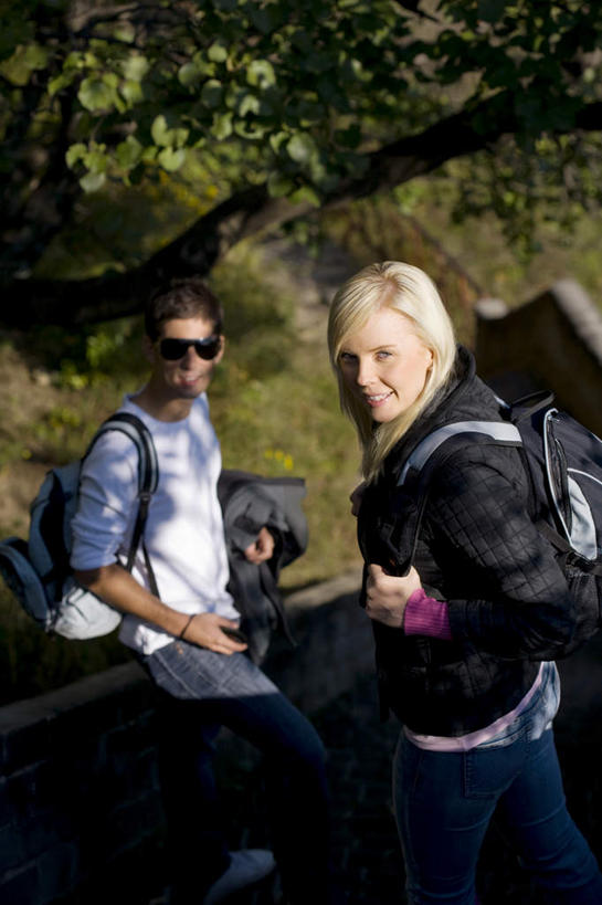 头发,两个人,学生,站,攀登,微笑,竖图,室外,白天,正面,长城,日光,中国,亚洲,行人,游客,游人,休闲装,路人,旅客,天空,地标建筑,春天,休闲,金色,放松,约会,摄影,享乐,肖像,东亚,背包客,万里无云,北京市,异性恋,慕田峪长城,过客,男人,男性,女人,女性,年轻人,休闲活动,仰头,彩图,旅行,白色人种