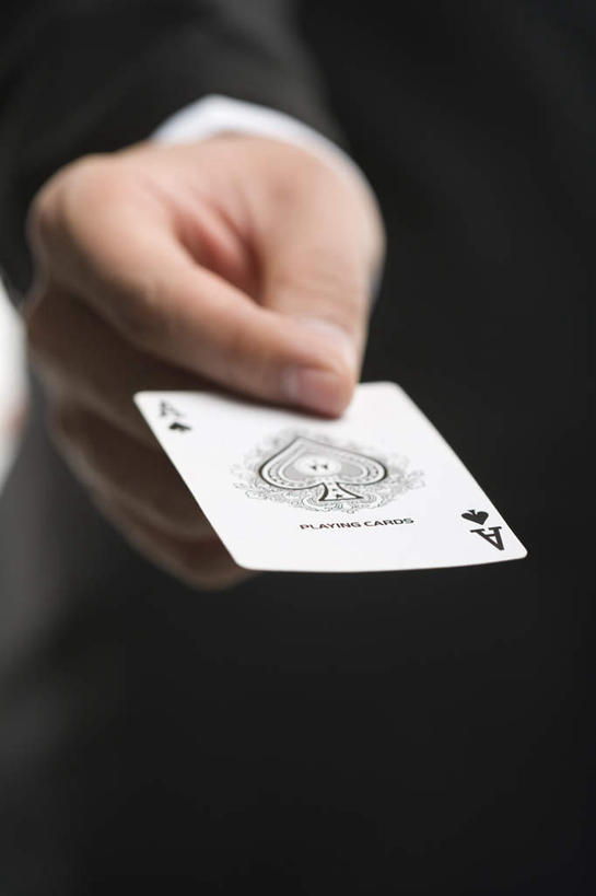 东方人,手,一个人,竖图,特写,游戏,赌博,运气,竞争,扑克牌,纸牌,玩具,扑克,仅一个男性,套装,拿着,黑色,摄影,黑桃A,赌具,技能,机会,获胜,男人,男性,亚洲人,中国人,彩图,影棚拍摄