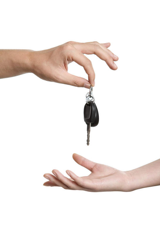 东方人,手,两个人,竖图,特写,白色背景,侧面,钥匙,顾客,概念,摄影,影棚,动作,摄影棚,车钥匙,男人,女人,亚洲人,彩图,影棚拍摄,拍摄,给予