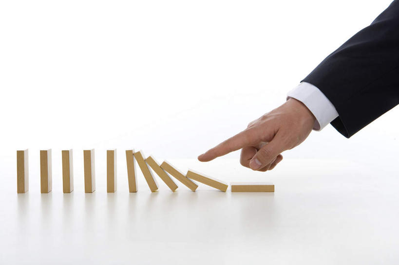 东方人,手,一个人,商务人士,推,横图,特写,留白,白色背景,侧面,商务,失败,风险,仅一个男性,一排,许多,对称,整齐,很多,排列,概念,手指,摄影,影棚,落下,动作,脆弱,简单,队列,摄影棚,代表,下移,开端,男人,男性,亚洲人,中国人,彩图,影棚拍摄,拍摄,多米诺效应