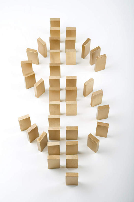 无人,竖图,俯视,特写,白色背景,商务,风险,一排,许多,对称,整齐,很多,排列,概念,财富,金融,摄影,影棚,脆弱,队列,摄影棚,代表,开端,美元符号,彩图,高角度拍摄,影棚拍摄,拍摄,多米诺效应