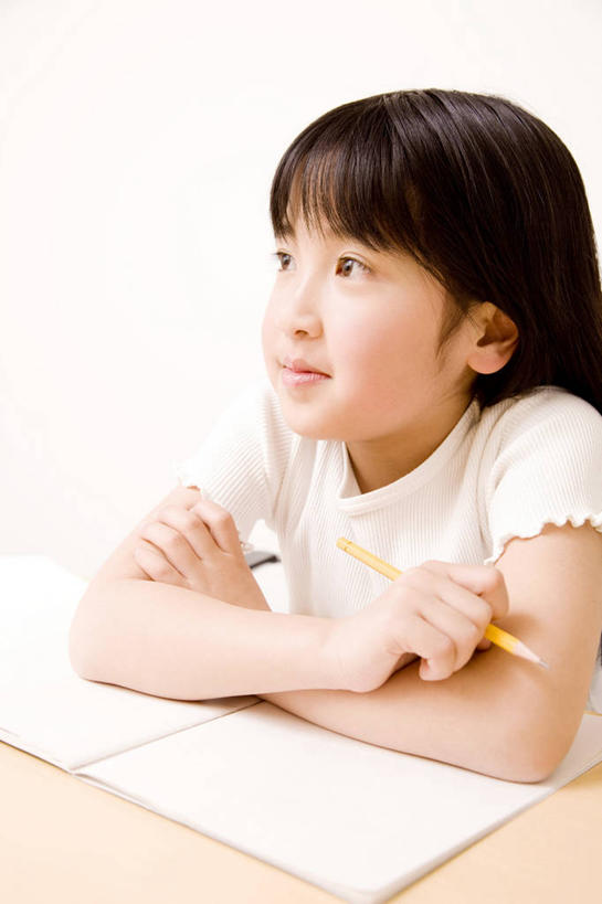 东方人,儿童,室内,纯洁,书房,桌子,椅子,文字,书桌,小孩,铅笔,可爱,童年,童趣,生活方式,肖像,童真,烂漫,无邪,天真,女孩,女人,亚洲人,孩子,书,彩图,影棚拍摄