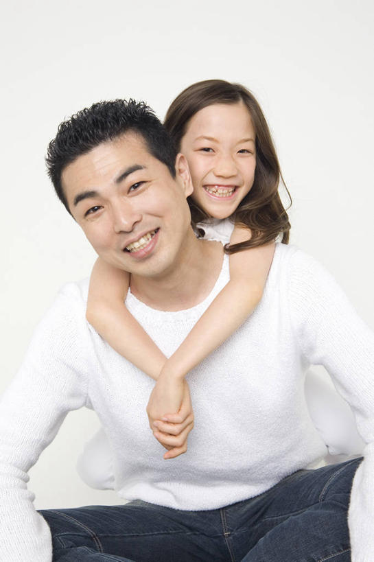 东方人,儿童,背,家庭,父母,父亲,女儿,笑,微笑,室内,白色背景,友谊,纯洁,小孩,背着,可爱,童年,童趣,生活方式,明亮,运送,童真,烂漫,无邪,背负,天真,男人,男性,女孩,女人,亚洲人,孩子,彩图,影棚拍摄