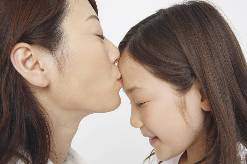 东方人,儿童,家庭,父母,母亲,女儿,笑,微笑,室内,白色背景,快乐,友谊,纯洁,小孩,活力,可爱,童年,童趣,生活方式,明亮,童真,烂漫,无邪,天真,女孩,女人,亚洲人,孩子,彩图,影棚拍摄