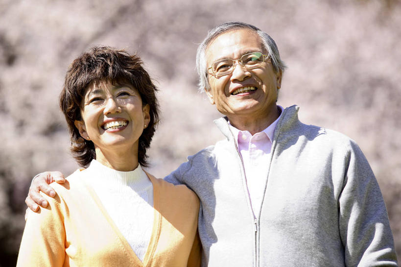 东方人,老年人,家庭,微笑,室外,植物,樱花,树,春天,温暖,温馨,一家人,生活方式,和睦,退休,异性恋,男人,男性,女人,亚洲人,彩图,爱,融洽