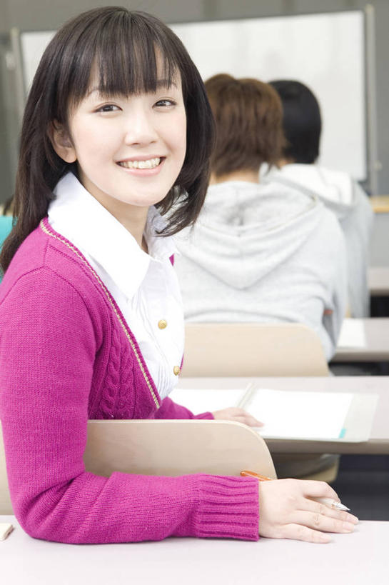 东方人,少年,学生,微笑,团队,桌子,椅子,教育,书桌,座位,白板,生活方式,肖像,女人,亚洲人,年轻人,彩图,大学