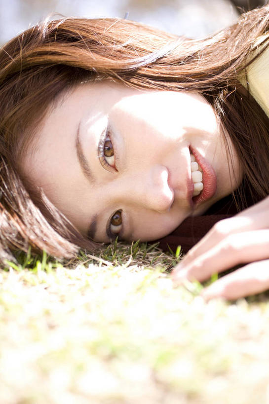 东方人,一个人,笑,微笑,室外,草,放松,肖像,女人,亚洲人,年轻人,彩图