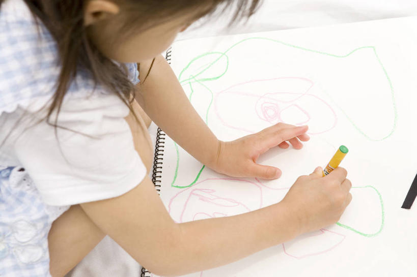 东方人,儿童,一个人,室外,快乐,纯洁,亚洲,蜡笔,纸,小孩,风景,活力,可爱,童年,童趣,生活方式,创造力,肖像,作画,童真,烂漫,无邪,绘制,天真,女孩,女人,亚洲人,孩子,装饰画,彩图