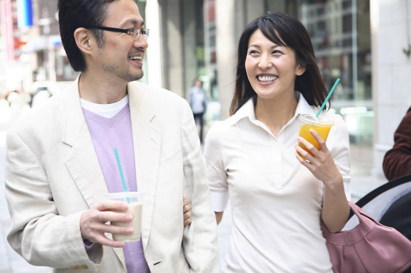 果汁,东方人,中年人,笑,微笑,室外,度假,友谊,美景,城市风光,城市,亚洲,喝,景观,杯,娱乐,饮食,饮料,纯净水,享受,休闲,橙色,景色,放松,约会,生活方式,桔子汁,异性恋,男人,男性,女人,亚洲人,年轻人,彩图,爱