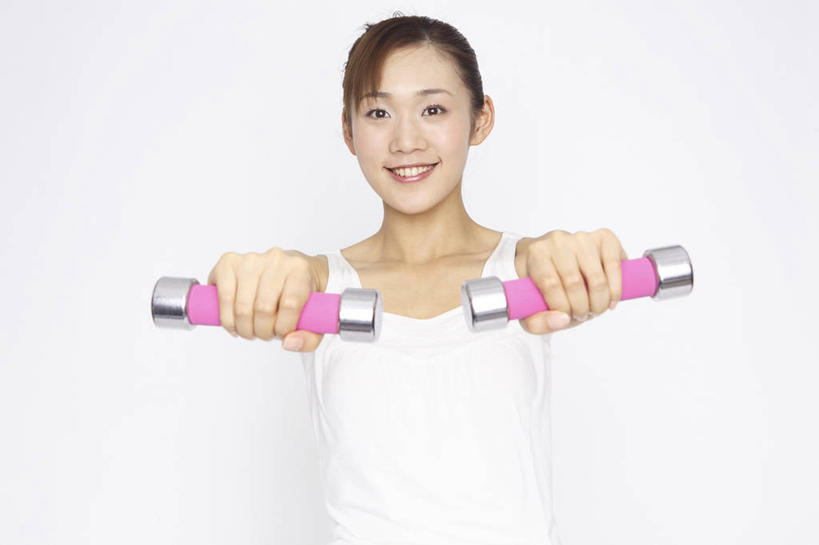 东方人,微笑,室内,白色背景,锻炼,哑铃,球,休闲,重量,生活方式,肖像,女人,亚洲人,年轻人,彩图,影棚拍摄