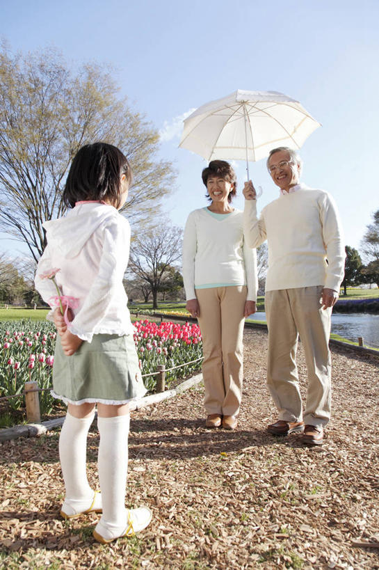 东方人,儿童,老年人,家庭,丈夫,妻子,祖父母,祖母,祖父,公园,微笑,室外,纯洁,植物,礼物,缎带,树,小孩,春天,温暖,温馨,一家人,可爱,童年,童趣,生活方式,和睦,退休,肖像,童真,烂漫,无邪,天真,男人,男性,女孩,女人,亚洲人,孩子,孙女,彩图,爱,融洽