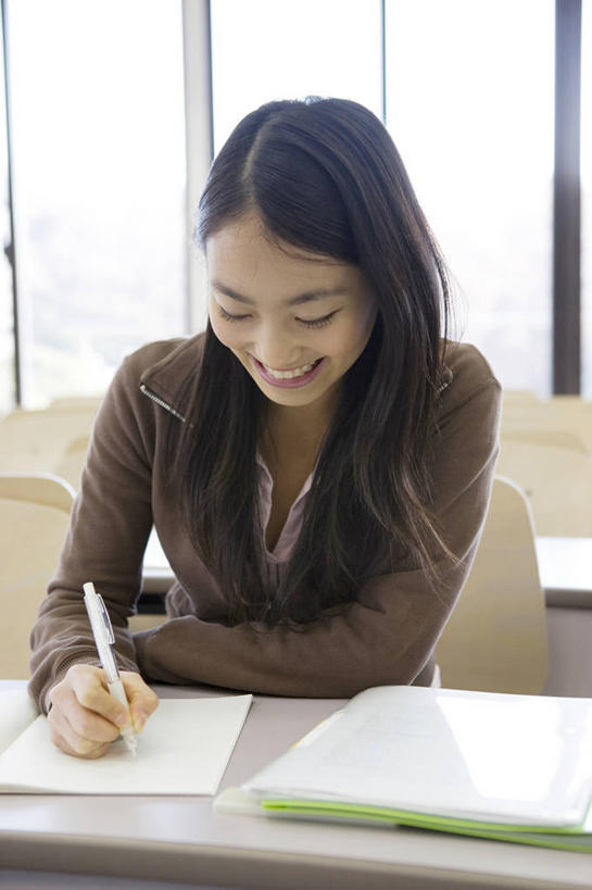 东方人,少年,学生,笑,微笑,窗户,书房,桌子,椅子,书桌,水笔,教室,生活方式,肖像,女人,亚洲人,年轻人,彩图